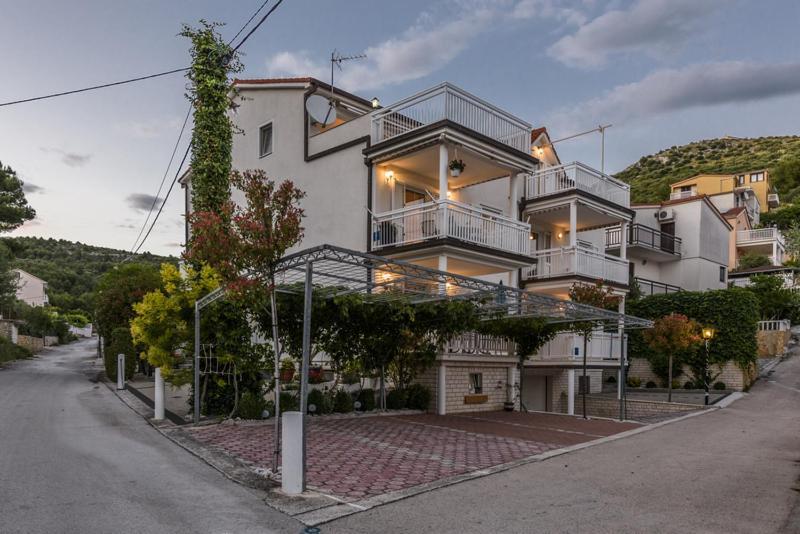 Apartments Luka - Trogir, Marina 150M From The Beach Bagian luar foto
